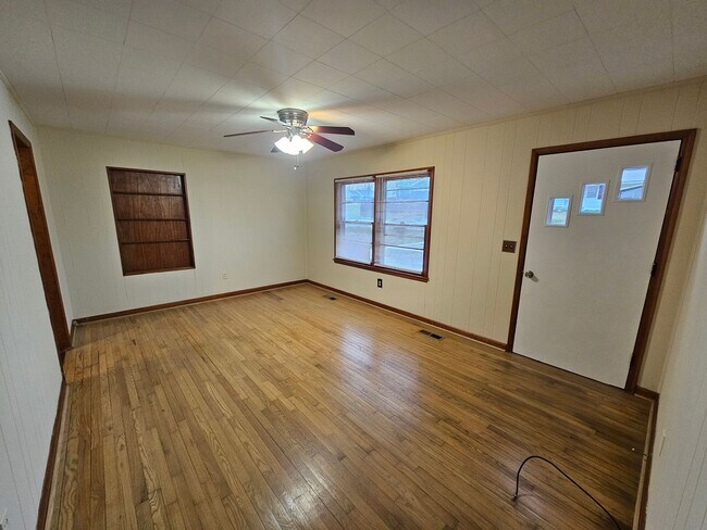 Building Photo - Beautiful 3 bedroom 1 bathroom ranch in Ce...