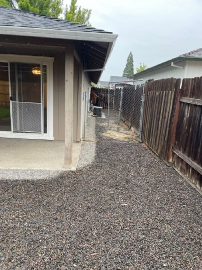 Building Photo - Nice 3 Bedroom 2 Bath home in Central Point