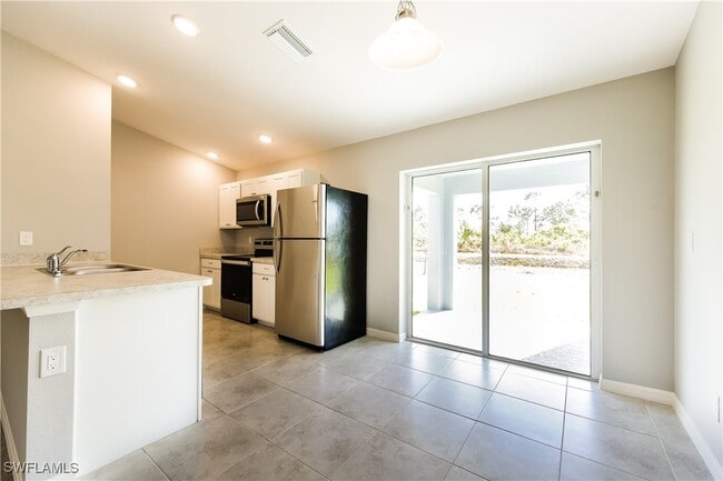 Building Photo - 858 Carbon St E