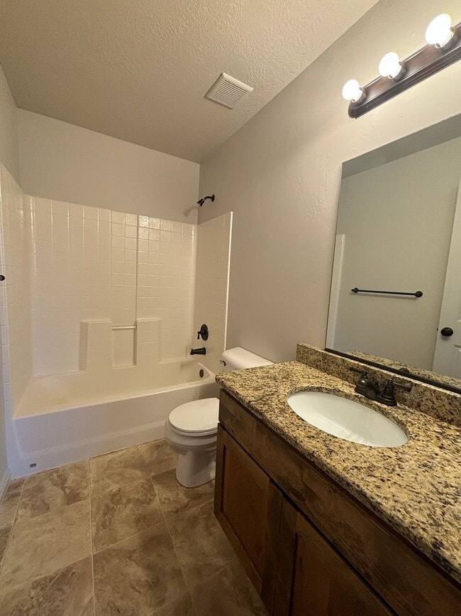 Building Photo - 3 bed 2.5 bath townhome