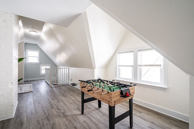 Building Photo - 4Bdrm Upper Flat of Eastside Duplex Fully ...