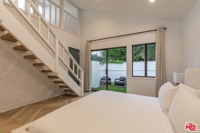 Building Photo - 624 N Beverly Dr