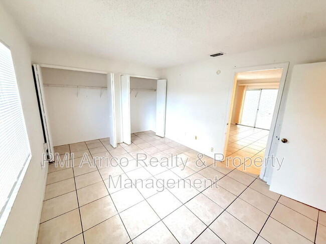 Building Photo - 3249 Bloomingdale Villas Ct