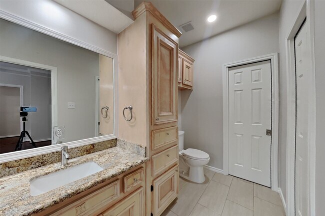 Building Photo - 20123 Sunny Shores Dr