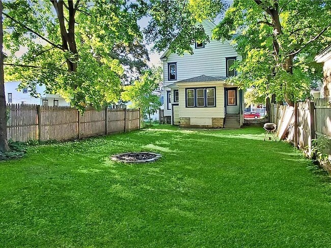 Building Photo - 718 Clarendon St