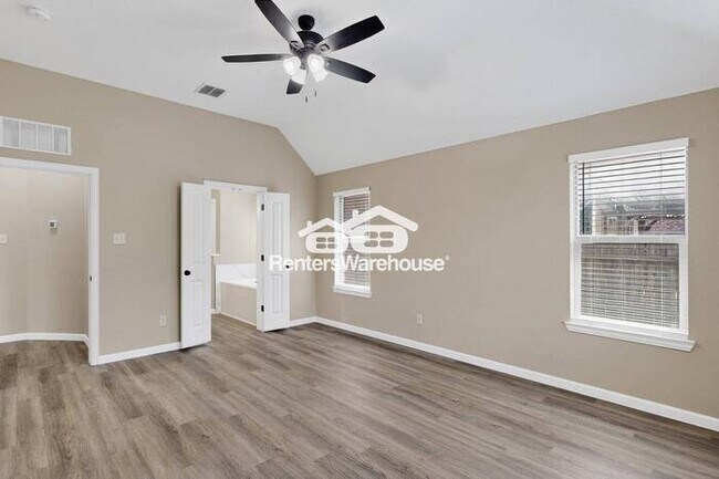 Building Photo - Great Location and Fully Refreshed Move In...