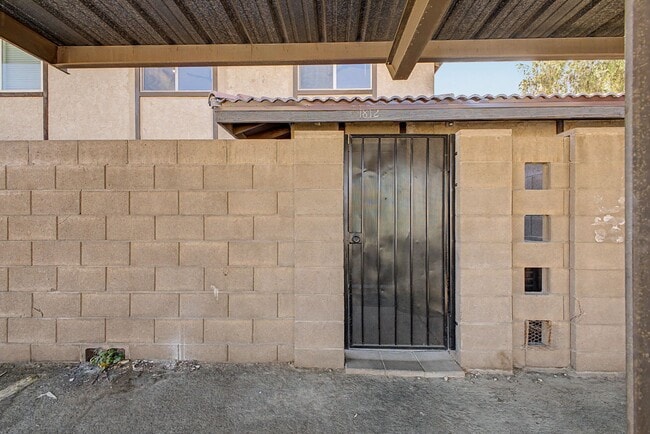 Building Photo - Remodeled 3BR End Unit Townhome in South Tempe | Private Yard + Covered Parking