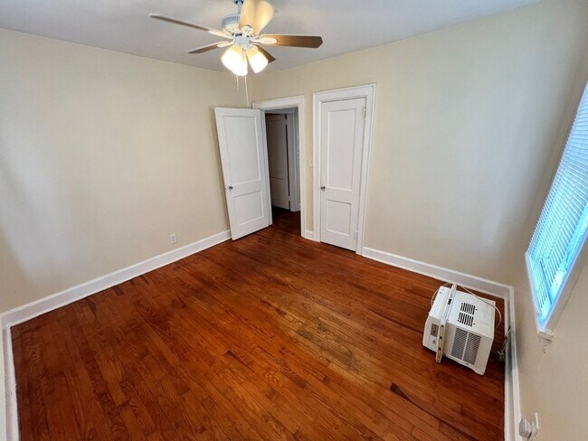 Building Photo - MOVE IN READY!