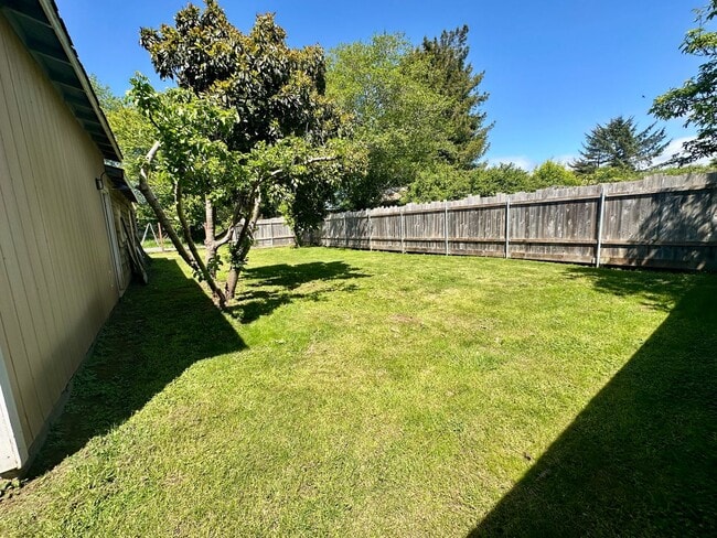 Building Photo - Fresh & Spacious 4 Bed / 2 Bath Home on Oversized Lot – McKinleyville - $2650