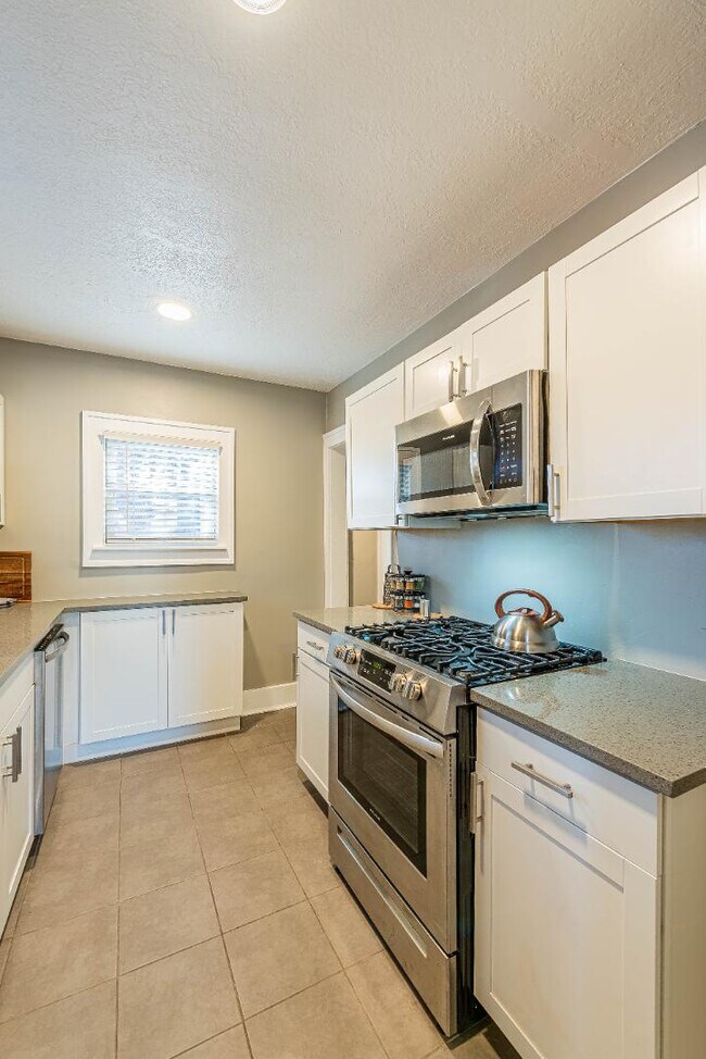 Building Photo - 722 Marquette Ave NW