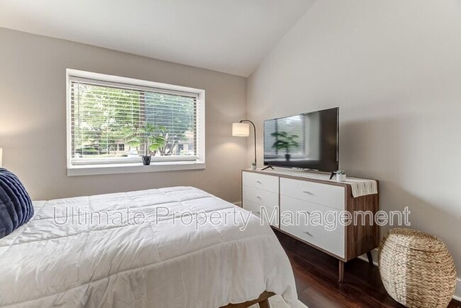 Building Photo - 207 St Luke Ct