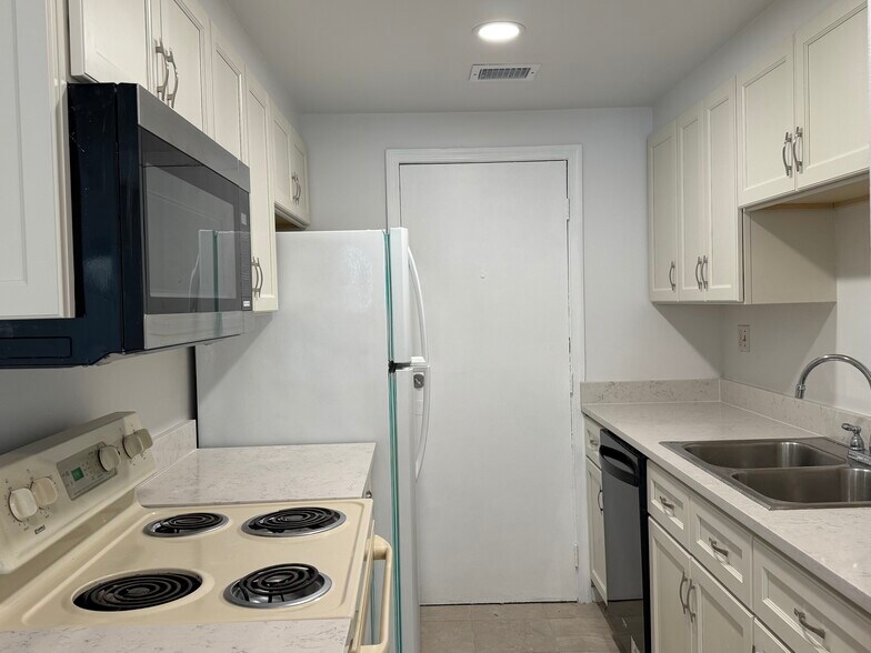 Building Photo - 2900 Banyan St