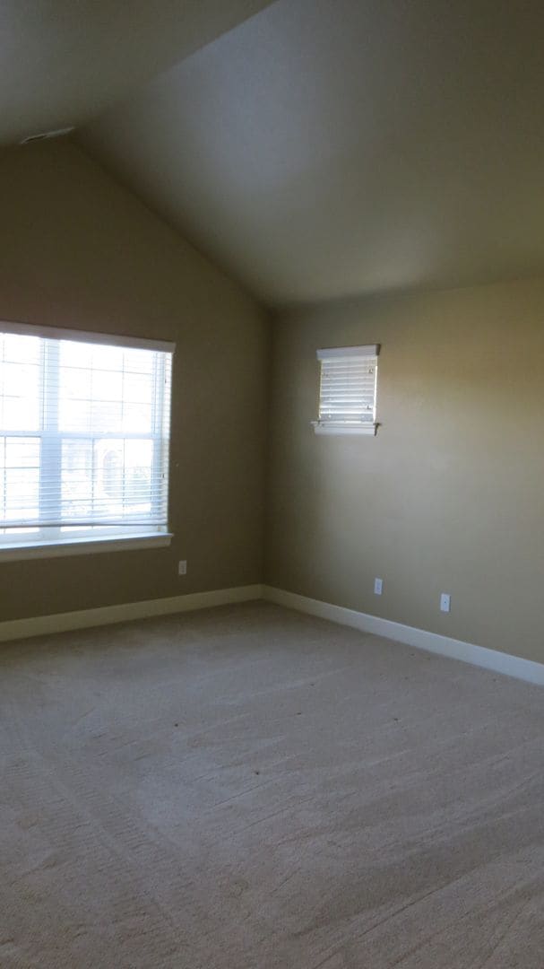 Building Photo - Beautiful home in neighborhood of Bend.  L...