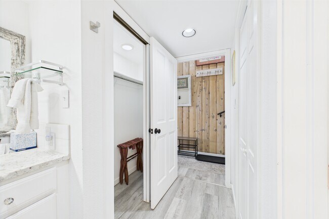 Building Photo - 311 S Aspen St