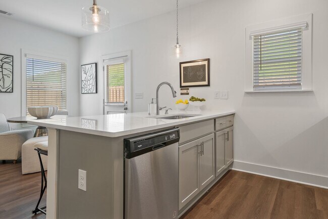 Building Photo - 2 Bedroom Home with Garage AND Fenced Back...