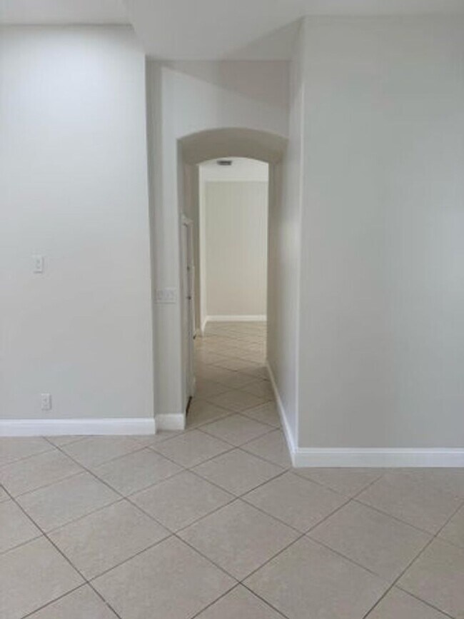 Building Photo - 5076 SW 38th Way