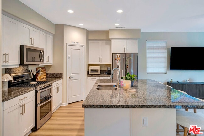 Building Photo - 25151 Golden Maple Dr