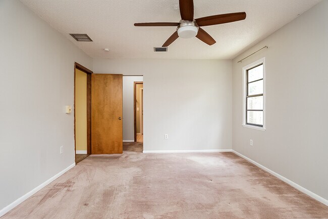Building Photo - Spacious 3-Bedroom Home with Pool