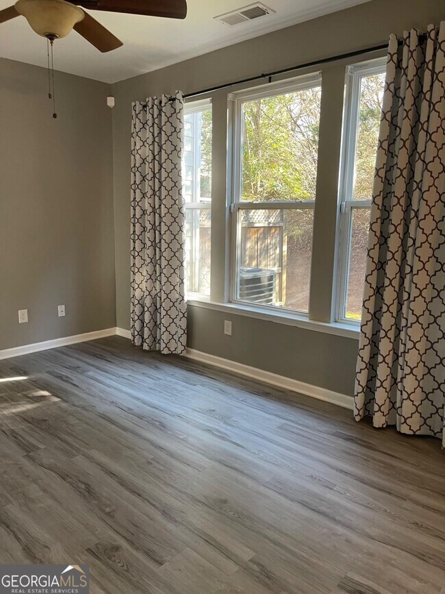 Building Photo - 331 Oakview Way