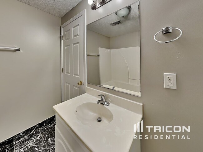 Building Photo - 220 Pepperdine Way