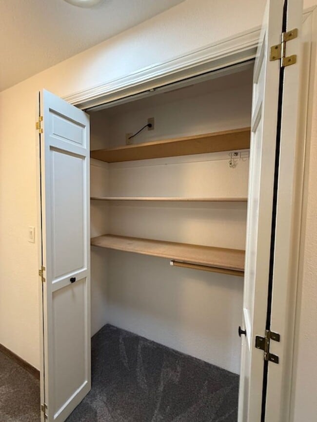 Building Photo - Spacious 3 Bedroom, 2 Bath home in Quality NB Neighborhood!