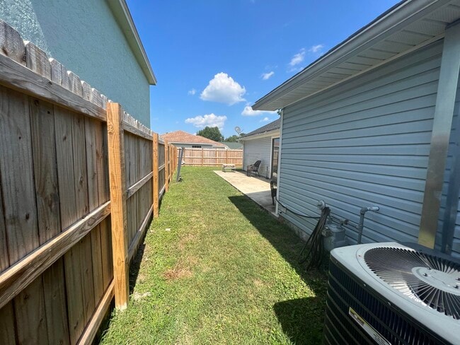 Building Photo - 903 Lawton Ct