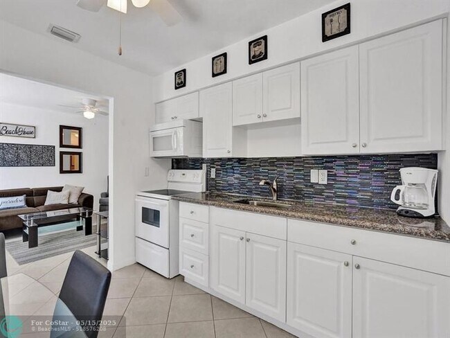 Building Photo - 4422 Sea Grape Dr