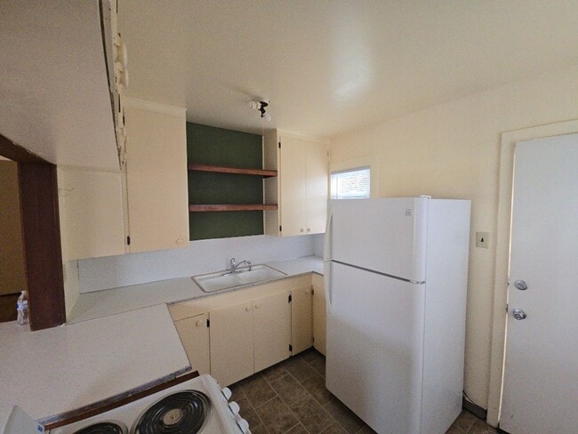 Building Photo - Price reduced! 1BR/1BA house on Henderson St. in Eureka!