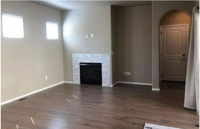 Building Photo - Living by the Lake! 3 bed, 2.5 bath, 3 car!!