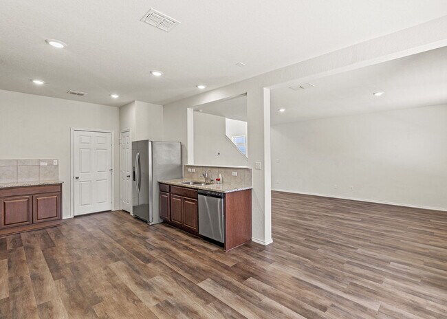 Building Photo - Welcome to your chic and spacious retreat