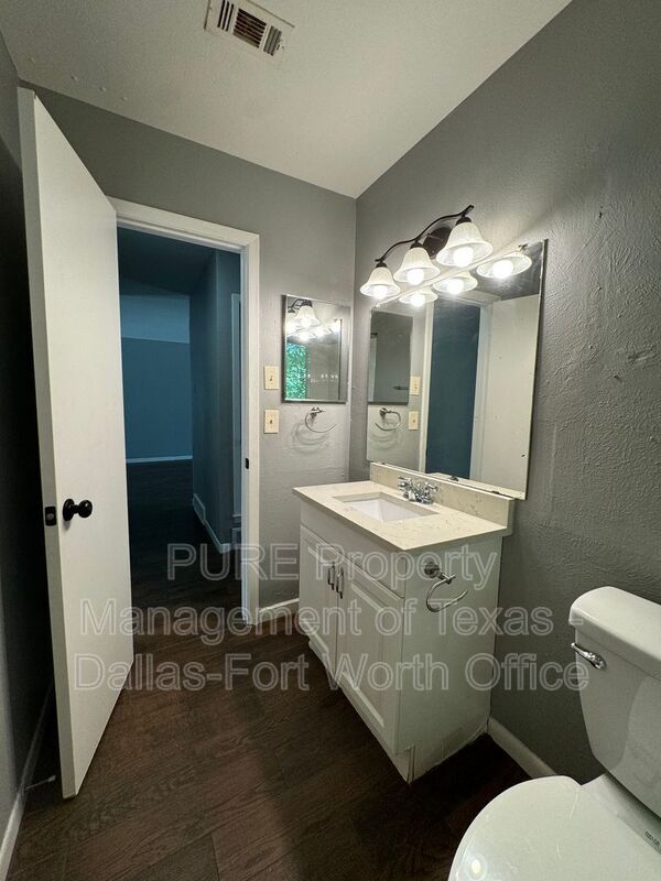Building Photo - 4256 Ambrose Dr