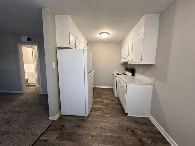 Building Photo - Parkway Apartments – Convenient 2-Bedroom ...
