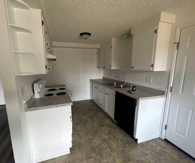 Building Photo - 2BD/1BA Duplex with large fenced yard Available June 5th!