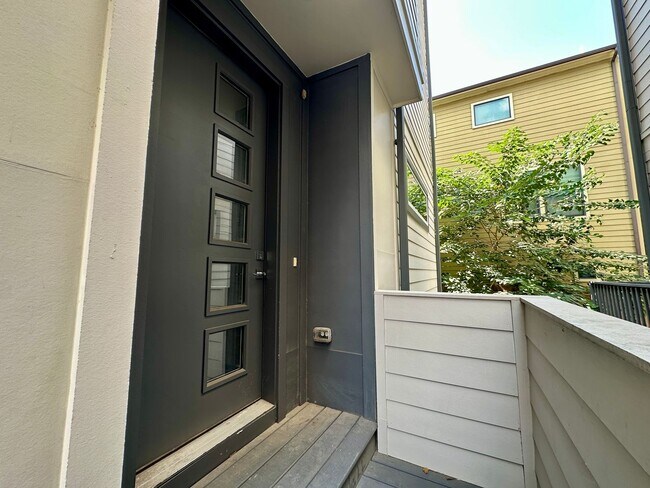 Building Photo - For Lease | 3 Bed, 2 Bath | 2,139 Sq Ft | Greater Heights |