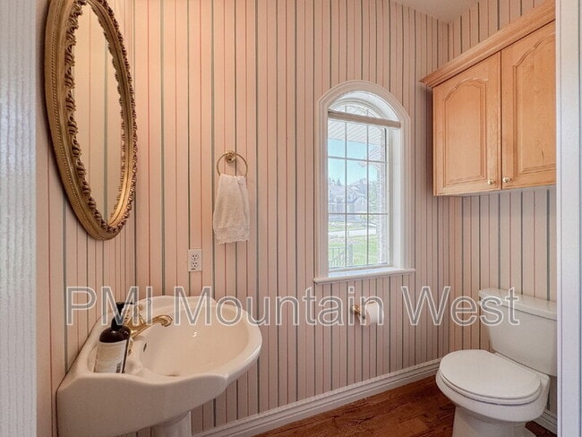Building Photo - 49 E Fairway Dr