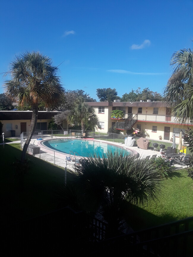 Building Photo - Le Mans Apartments