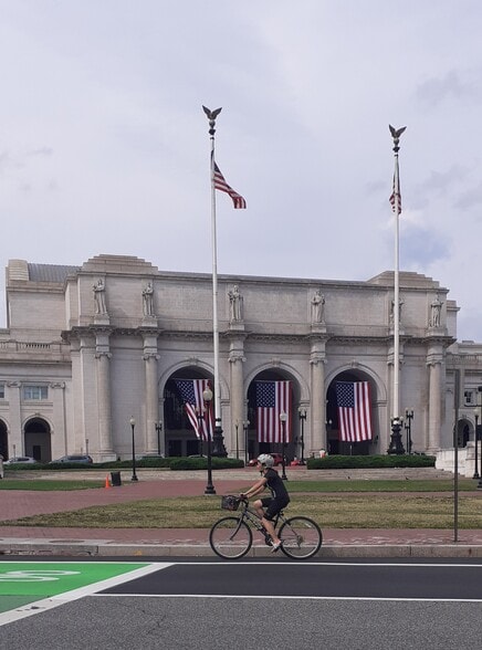 5 minute walk - 730 6th St NE