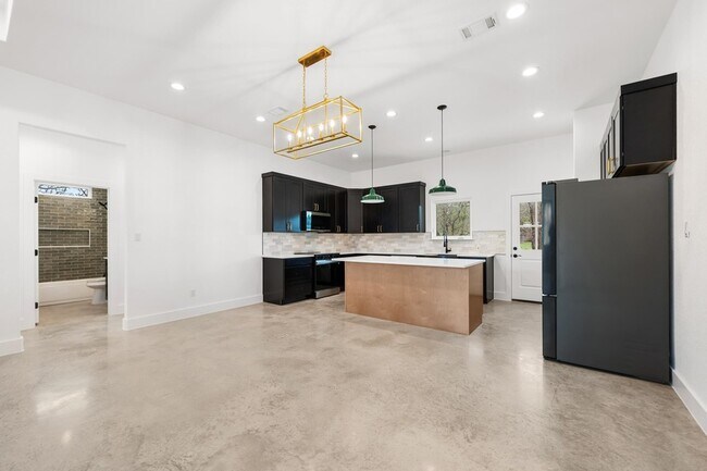 Building Photo - 830 Woodland Hills Dr