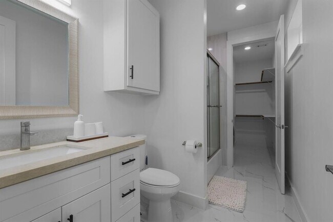 Building Photo - 6415 Bowling Green St