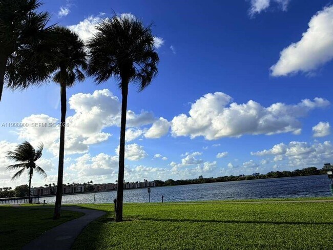 Building Photo - 15515 N Miami Lakeway