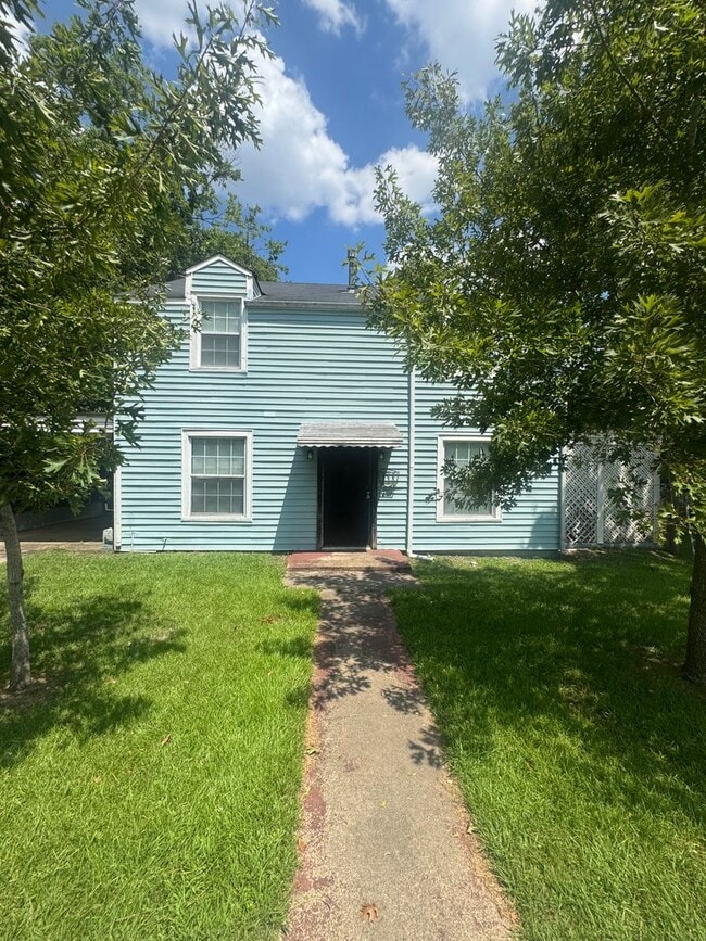 Building Photo - Narrow Lane Home