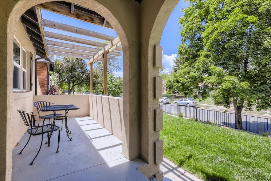 Building Photo - Spectacular Mayfair home with great backyard entertaining