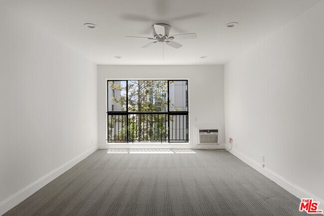 Building Photo - 10982 Roebling Ave