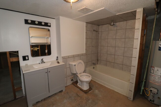 Building Photo - Spacious home for rent!