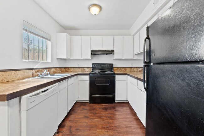 Building Photo - 2-Bedroom 1st-Floor Apartment – Move In To...