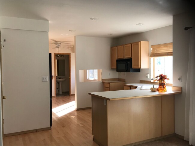 Building Photo - Spacious 3 bedroom 2.5 Bath House in Gold ...