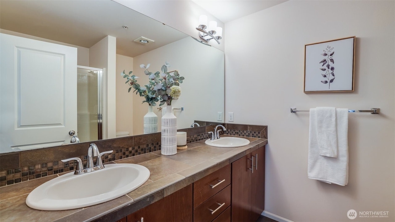 Building Photo - 15720 Manor Way