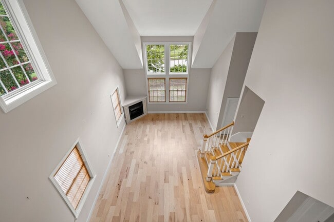 Building Photo - Spacious, Beautiful East Asheville Home