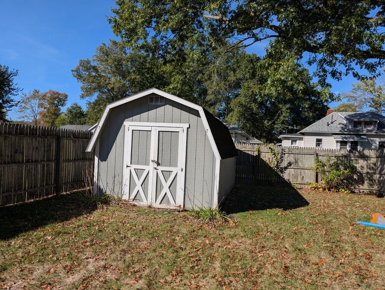shed - 353 N Chestnut St