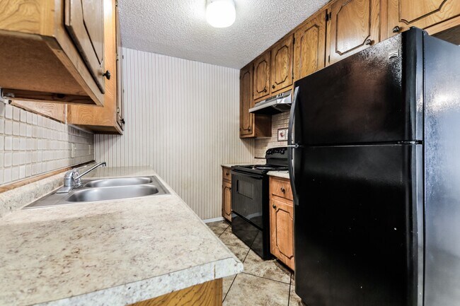 Building Photo - Charming 2BR/1BA Sherman Townhome with Private Fenced Backyard – Move-In Ready